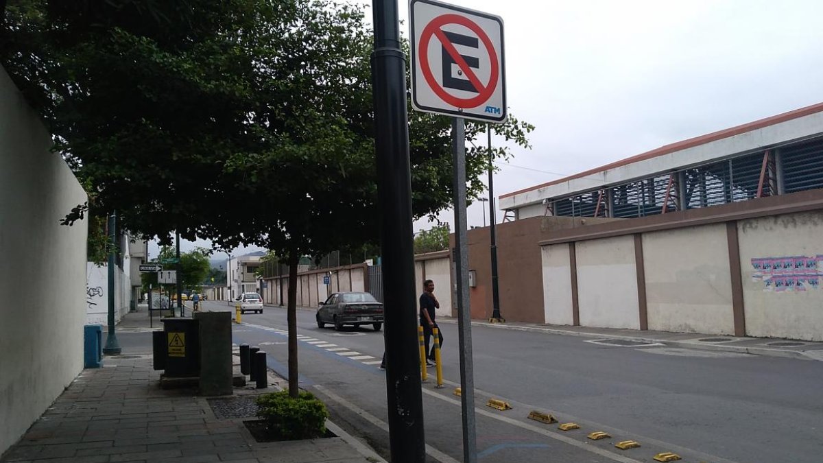 Los cables del poste (cercano a la señalética de no estacionar) fueron cortados para llevar a cabo el robo.
