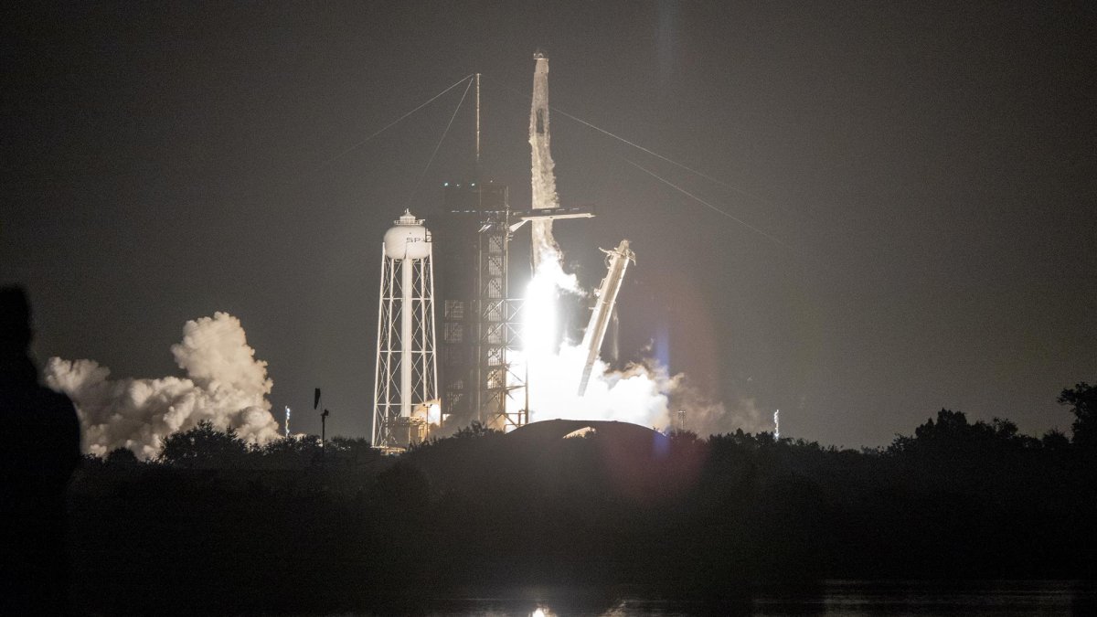 La misión SpaceX Crew-3 despega en un cohete Falcon 9 desde el Complejo de Lanzamiento 39A en el Kennedy Space Center, Florida, EE.UU.,