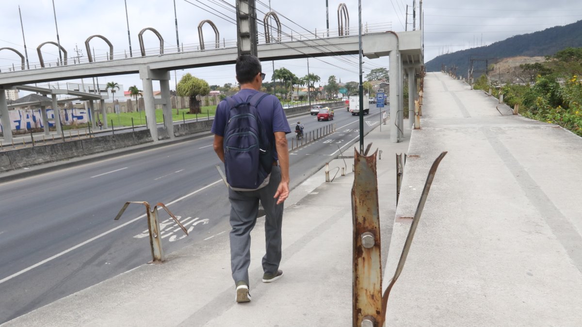 Los transeúntes temen por los riesgos que genera el mal estado del puente y el peligro que representa.