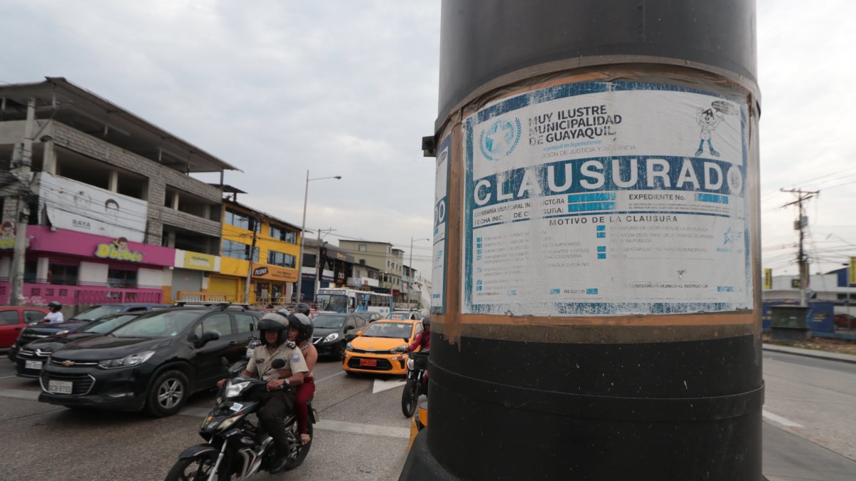 Consecuencia. Dos sellos de clausura, que no se sabe el motivo, se estampan en la monumental pantalla led.