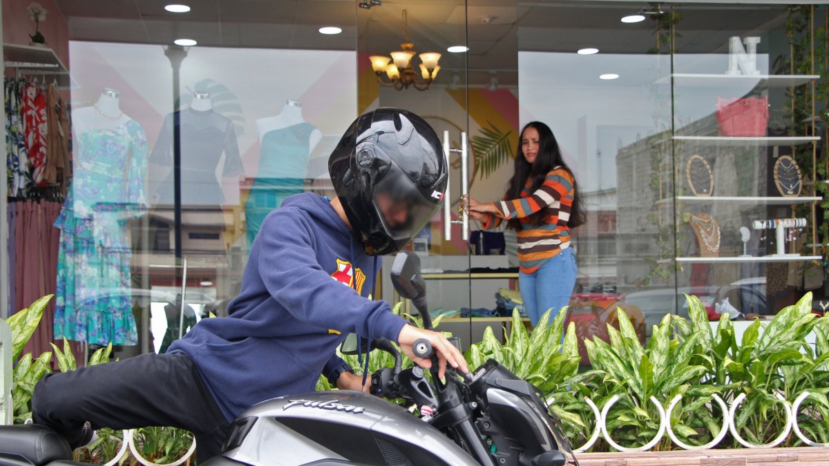 Propietarios y empleados de los locales están muy atentos a todos los movimientos que se realizan en el exterior de los locales. Solicitan que haya más atención de la guardianía privada.