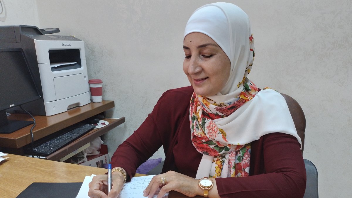 La socióloga jordana Amal Awawda, del Centro de Estudios de la Mujer, en su despacho durante una entrevista  sobre los crímenes de honor en Jordania, en Amán. EFE/ 