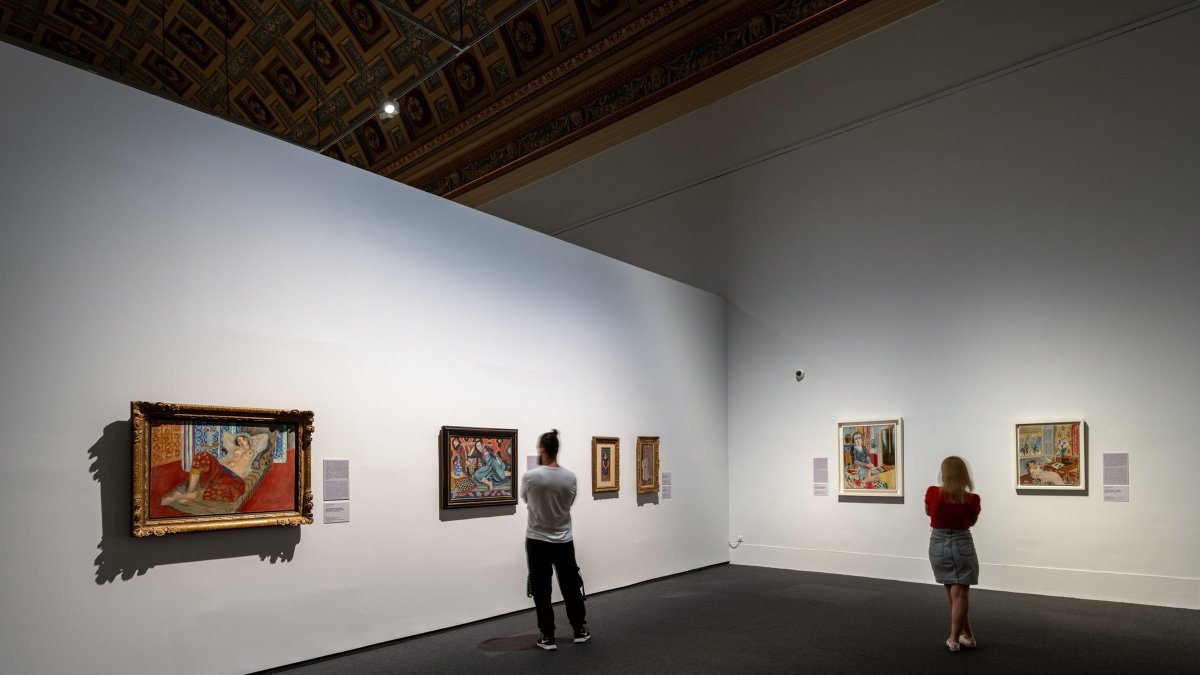 Exposición. Dos visitantes recorren la muestra del pintor francés.