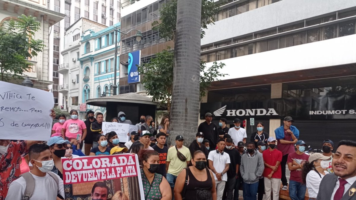 Decenas de personas se concentran en los exteriores de las inmediaciones de la Fiscalía del Guayas.