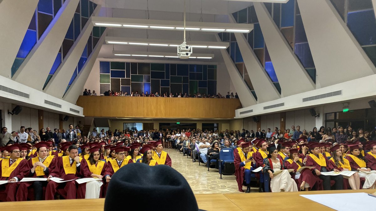 Imagen de la ceremonia de graduación de la Universidad Católica, los egresados pidieron mediante escrito que no acuda.