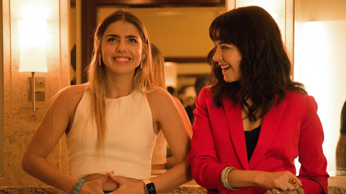 Fotografía cedida por Prime Video donde se observa un fragmento de la película “Doblemente embarazada 2”.