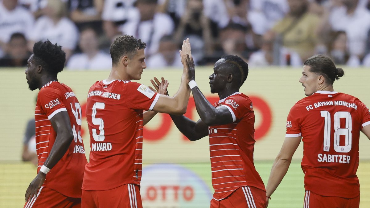 Sadio Mané (d) celebra su primer gol oficial con el Bayern Munich en la goleada 1-6.
