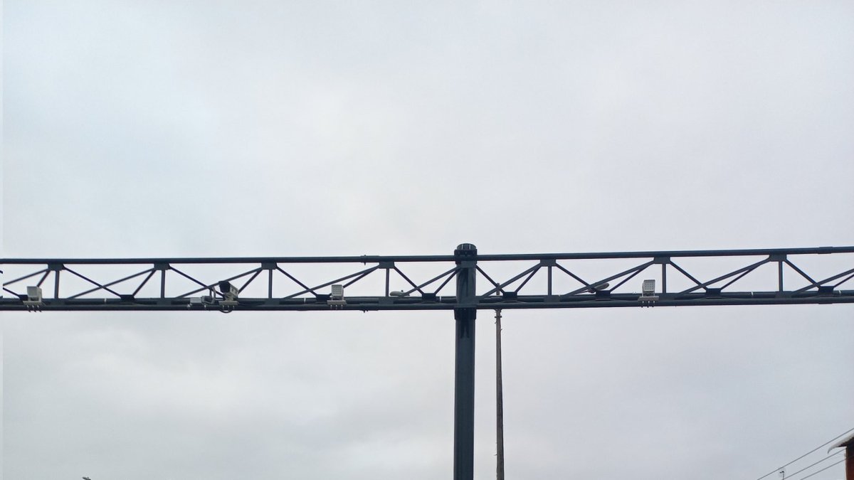 Evidencia. La base está colocada entre la calle y la vereda.