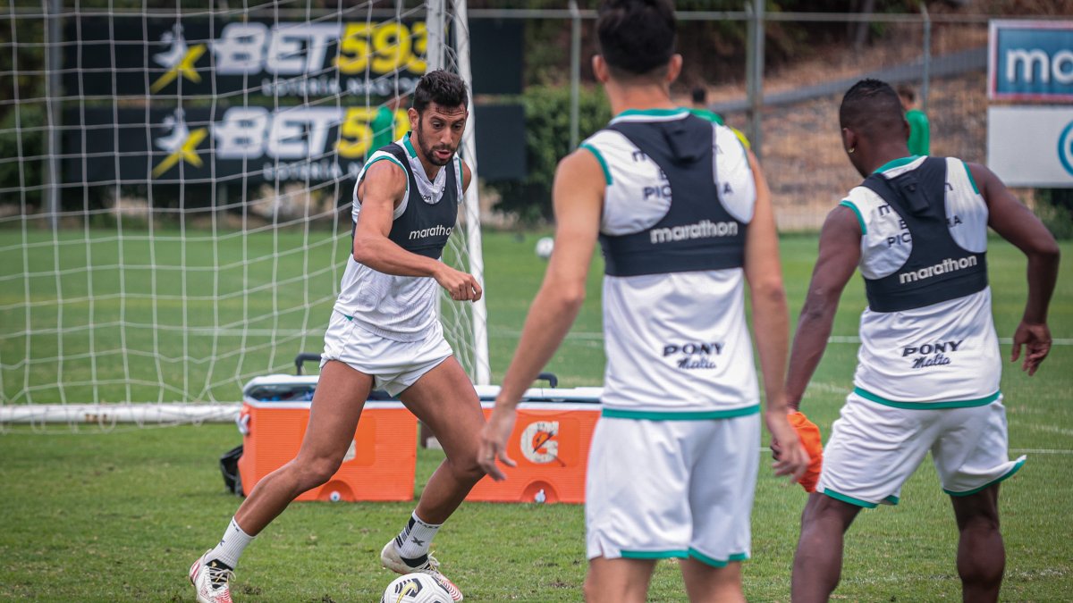 Bruno Piñatares (i), volante de Barcelona, será titular el domingo frente a Mushuc Runa.