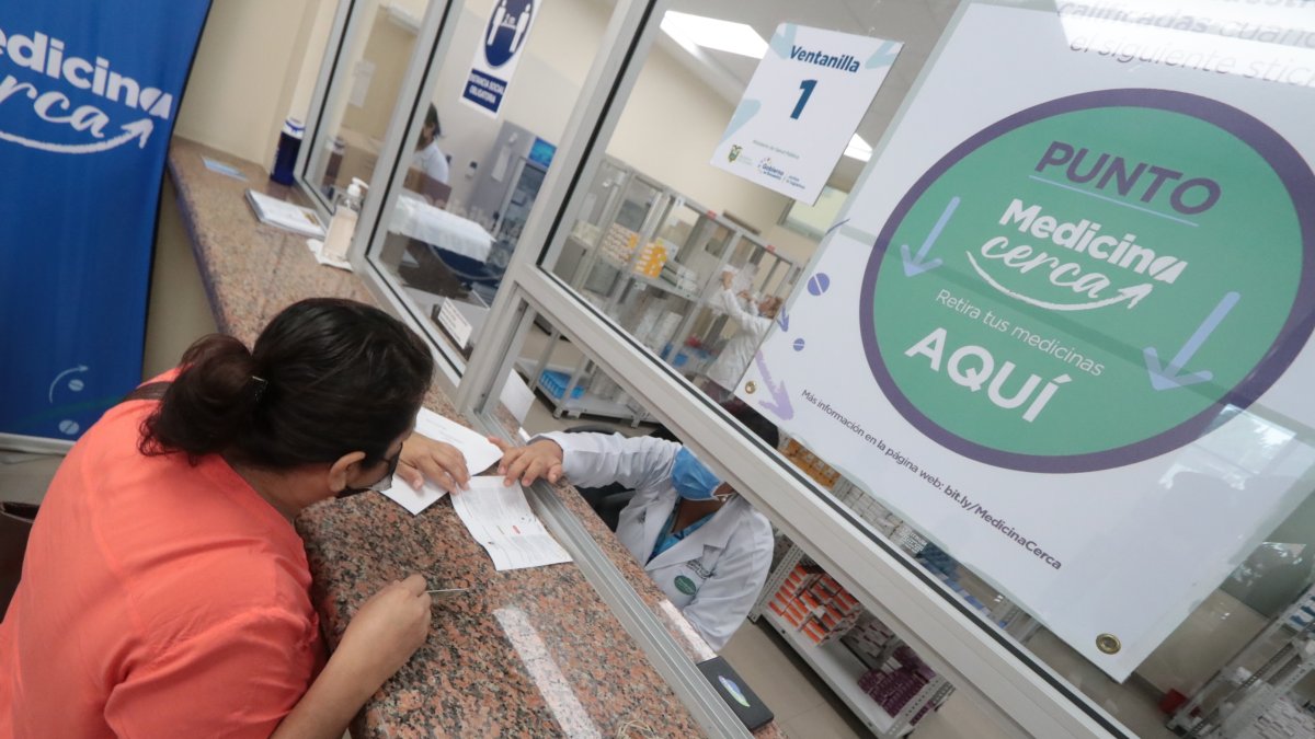 Alexandra Marín recibe una explicación sobre el sistema en la farmacia del hospital Monte Sinaí.
