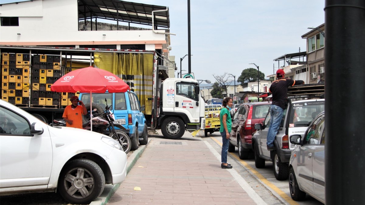 Los dueños de los locales obstruyen calles y veredas, algo que la ciudadanía denuncia con frecuencia.