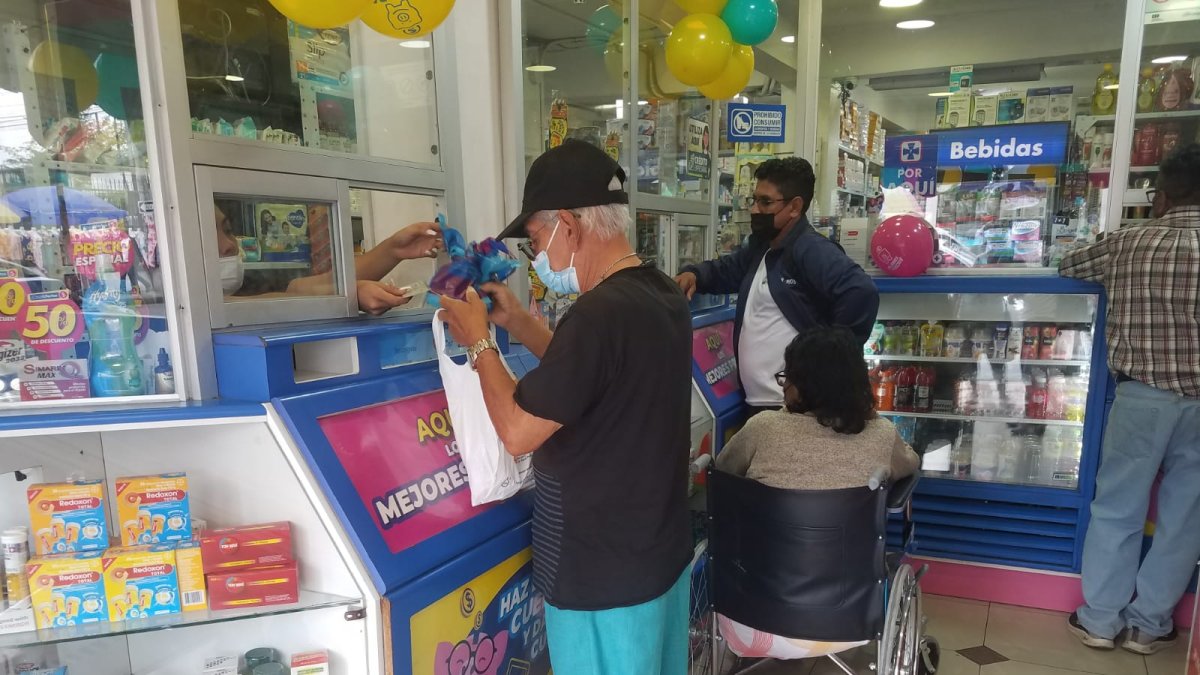 Segundo Luna, de 70 años, retira su insulina en la farmacia ubicada frente al Hospital Abel Gilbert, en el suroeste de la ciudad.