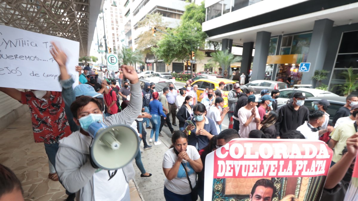 Hecho. Hace unas semanas, el Observatorio ciudadano para vigilar la transparencia de la función pública realizó un plantón en los exteriores de la Fiscalía del Guayas.