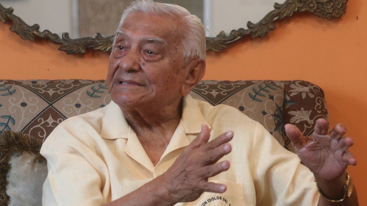 Luciano Macías, excapitán de Barcelona y cuatro veces campeón ecuatoriano con el Ídolo, falleció a los 87 años, dejando una huella imborrable en el representativo canario.