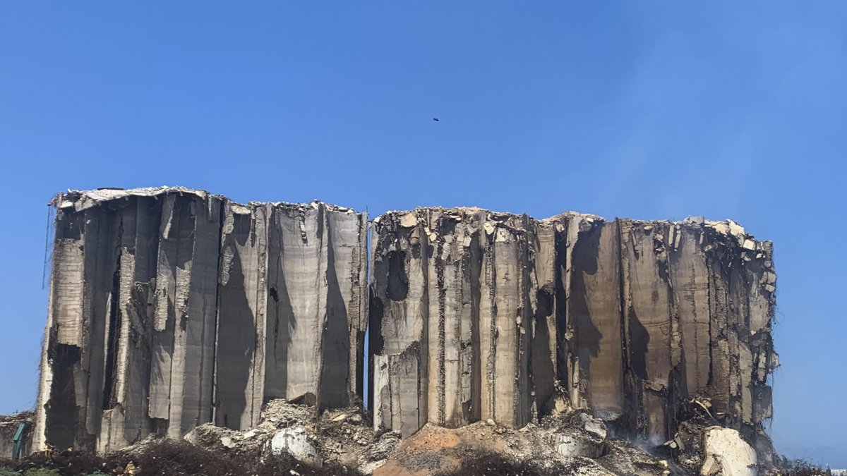 Los silos del puerto de Beirut con un incendio activo en su parte inferior, está camino a desaparecer./ Naomí Jabois