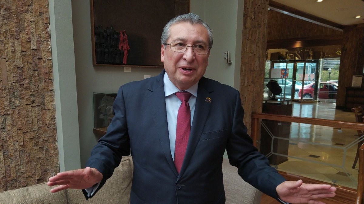 Cabrera tiene una maestría en Gerencia de Sistemas. Ha sido funcionario en entidades públicas como el Banco Central, la Agencia Nacional del Tránsito y el extinto Tribunal Supremo Electoral.