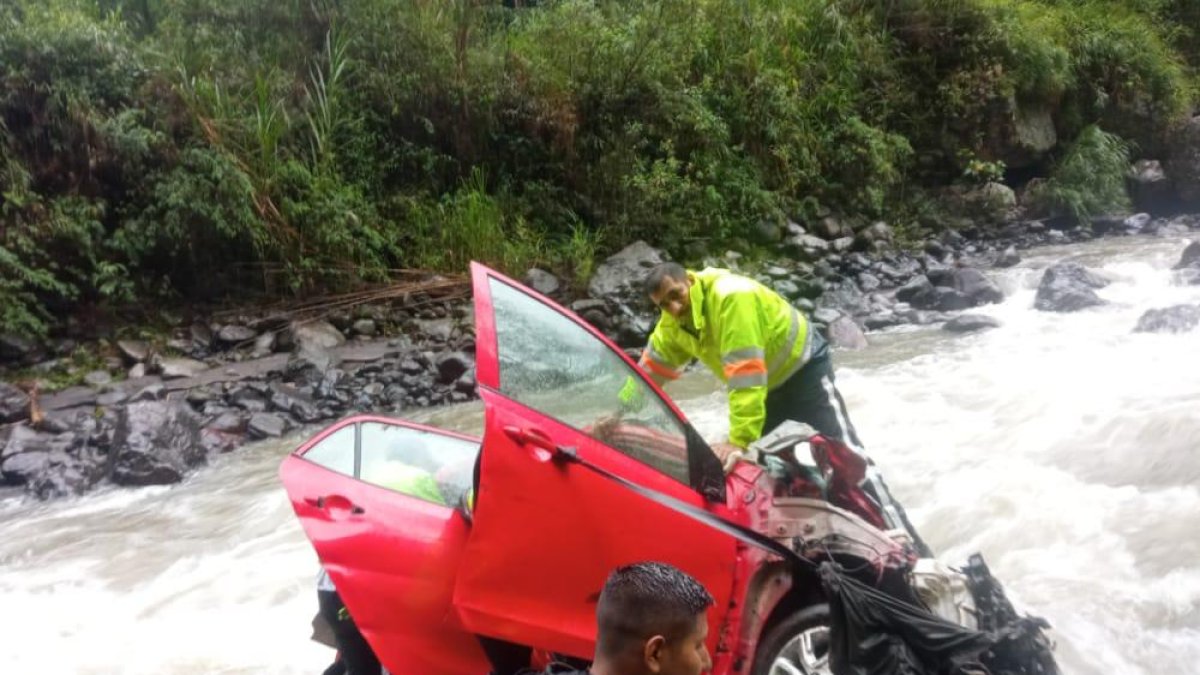 Según los primeros informes, a bordo estaban seis personas. Lamentablemente cuatro perdieron la vida.