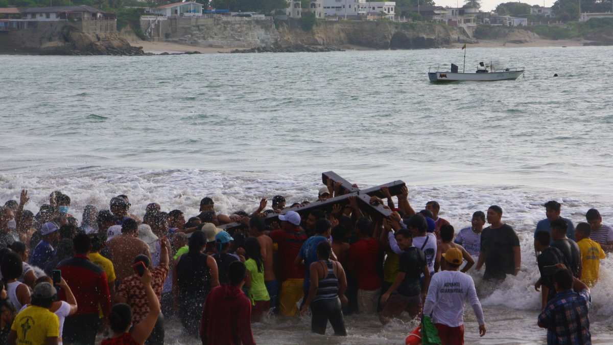 Baño de la Cruz. Cada Martes Santos se efectúa en Ballenita.
