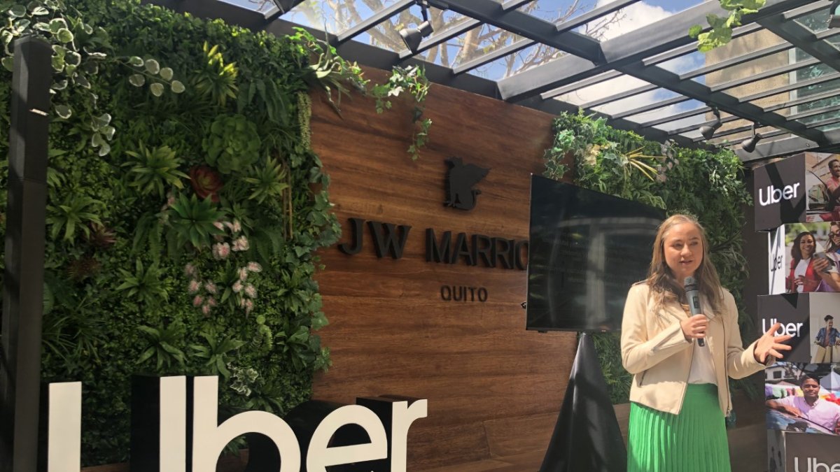 Marcela Torres, directora general de Uber para la Región Andina, Centroamérica y El Caribe, durante su exposición por los cinco años de la firma en Ecuador
