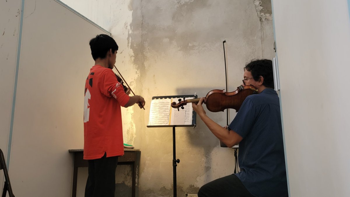 Malas condiciones. Los estudiantes y docentes deben hacer ‘malabares’ para que la música no se detenga.