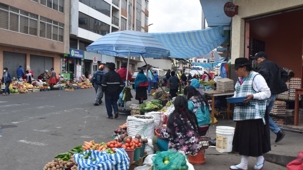 Ambato. Una creciente informalidad rodea los mercados de la ciudad, sin que las autoridades hayan podido ordenarla.