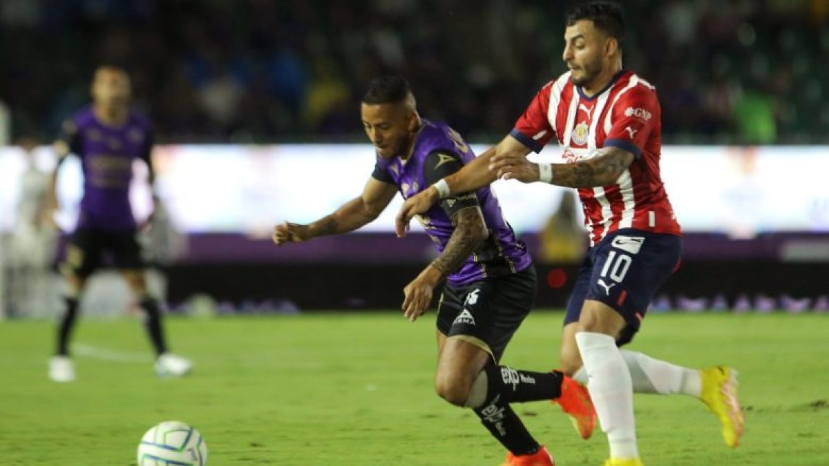 Jefferson Intriago (d), volante del Mazatlán, en el duelo ante Chivas.