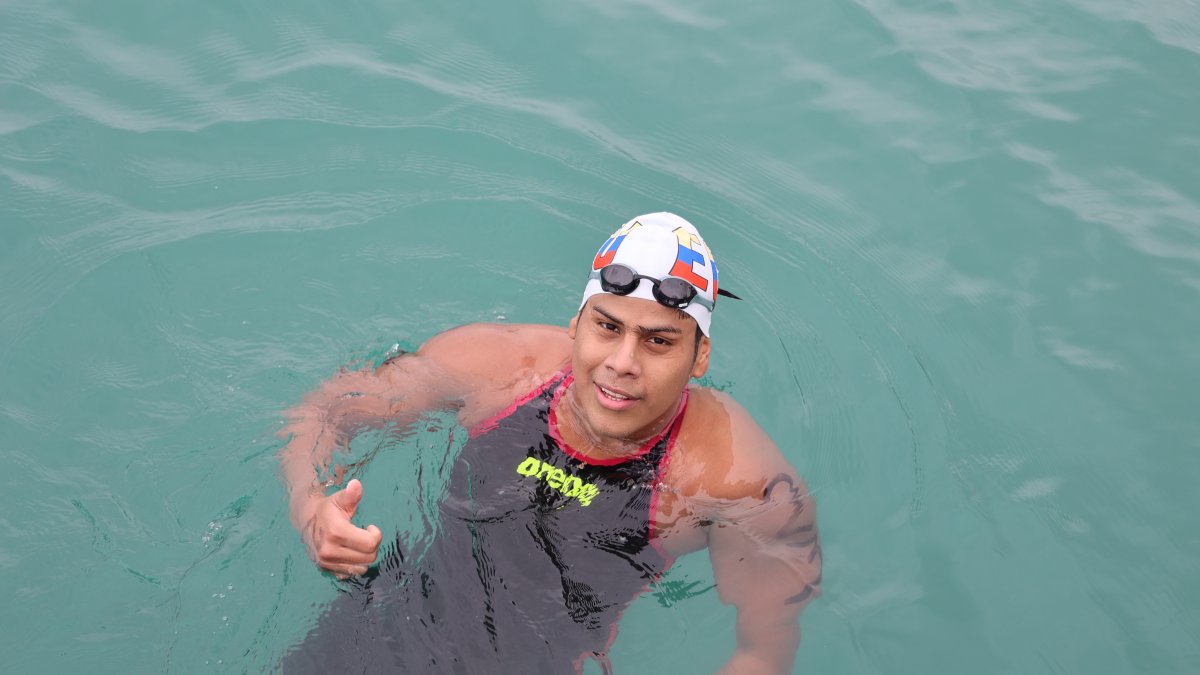 David Farinango, nadador ecuatoriano, con el pulgar en alto tras la victoria en la Copa Pacífico de Salinas.