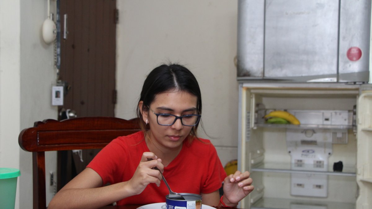 Estos jóvenes toman costumbres no saludables, como dormir menos horas, trabajar más y no alimentarse bien, para así ahorrar dinero.