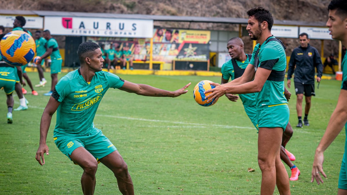 Fidel Martínez (i) y Bruno Piñatares, se entrenan en la cancha alterna del estadio Monumental. Este domingo 2 de octubre se medirán al Guayaquil City