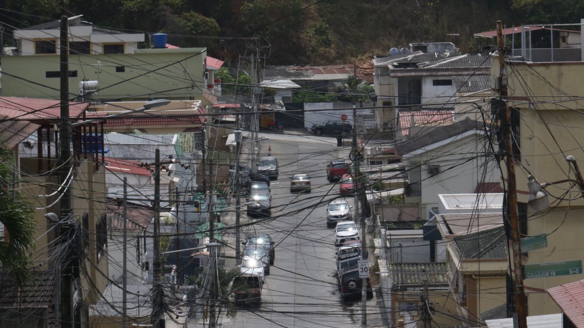 Desorden. Desde lo alto se puede observar el mal estado del cableado.