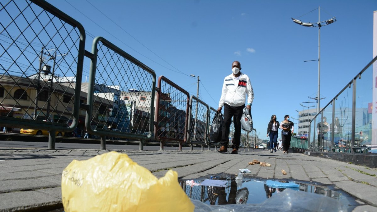 Mezclados. En El Recreo, al sur, la gente camina entre los desechos.