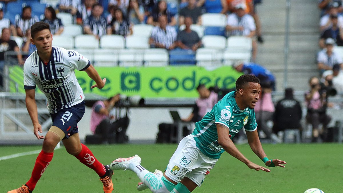 Byron Castillo (d), lateral tricolor del León, cae en una acción del encuentro.