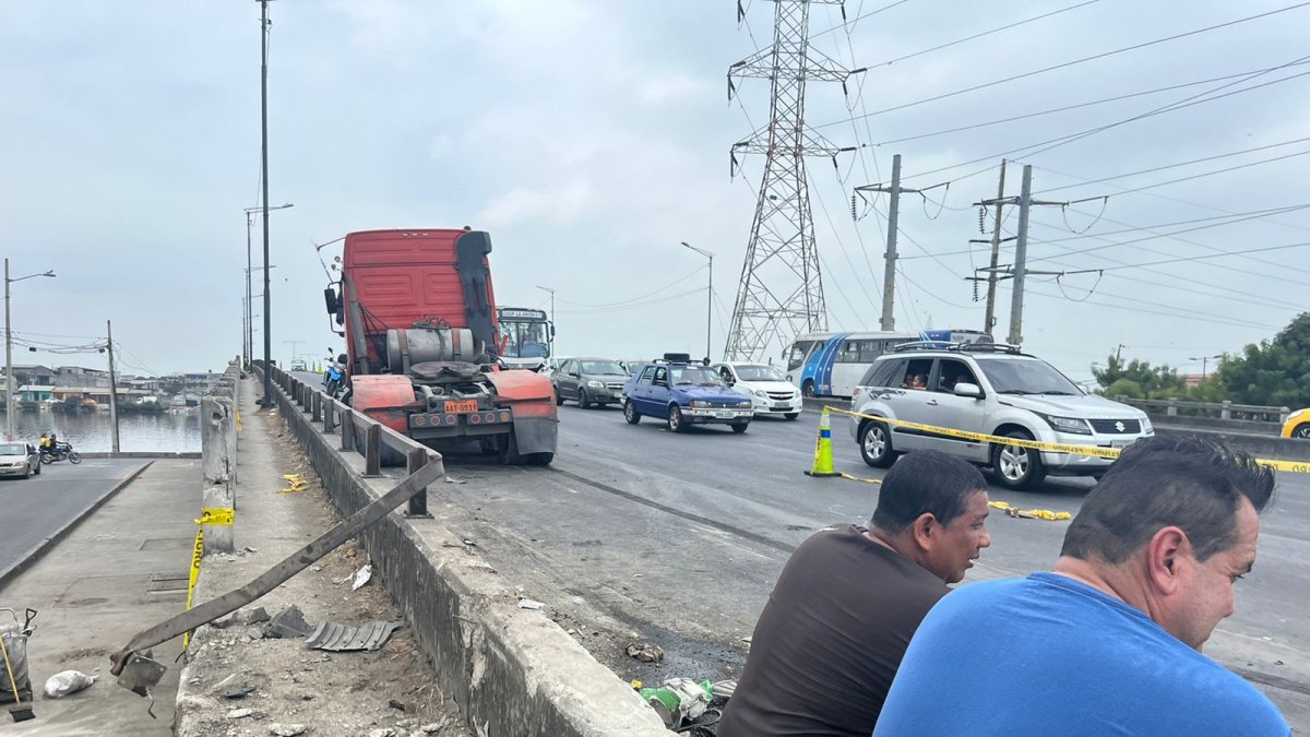 No se registran muertos, y el conductor presenta heridas leves. Hay daños a la calle y parte de la vía.