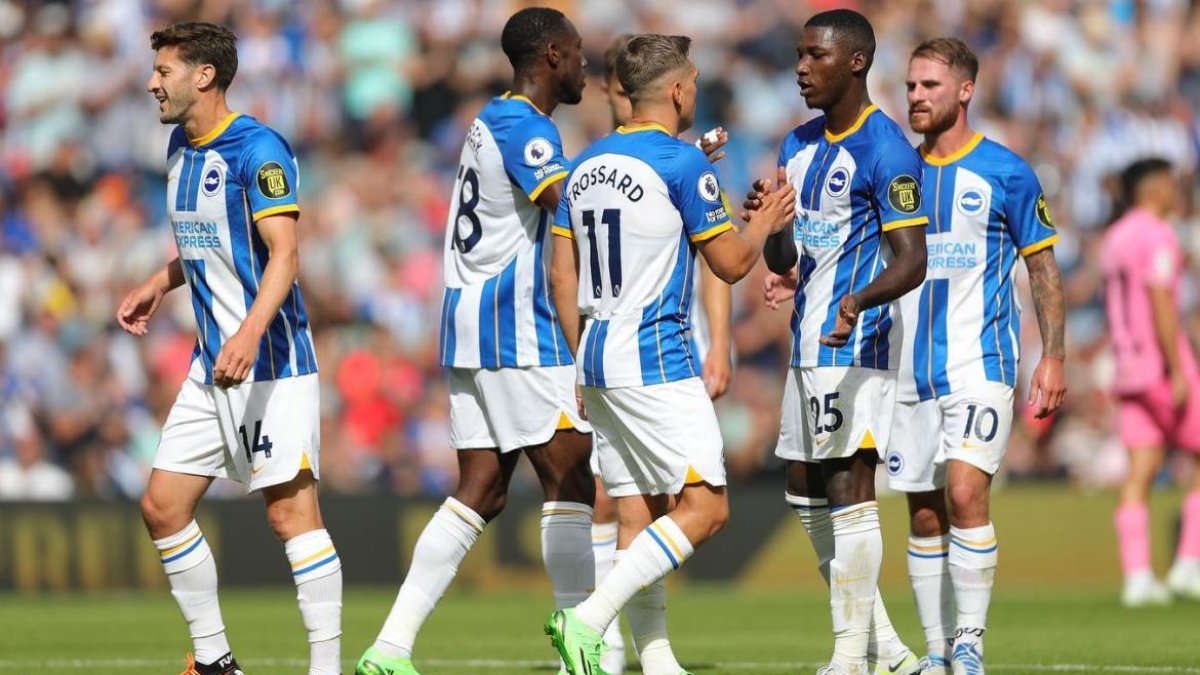 Moisés Caicedo (c), volante ecuatoriano de Brighton, recibe la felicitación de sus compañeros.