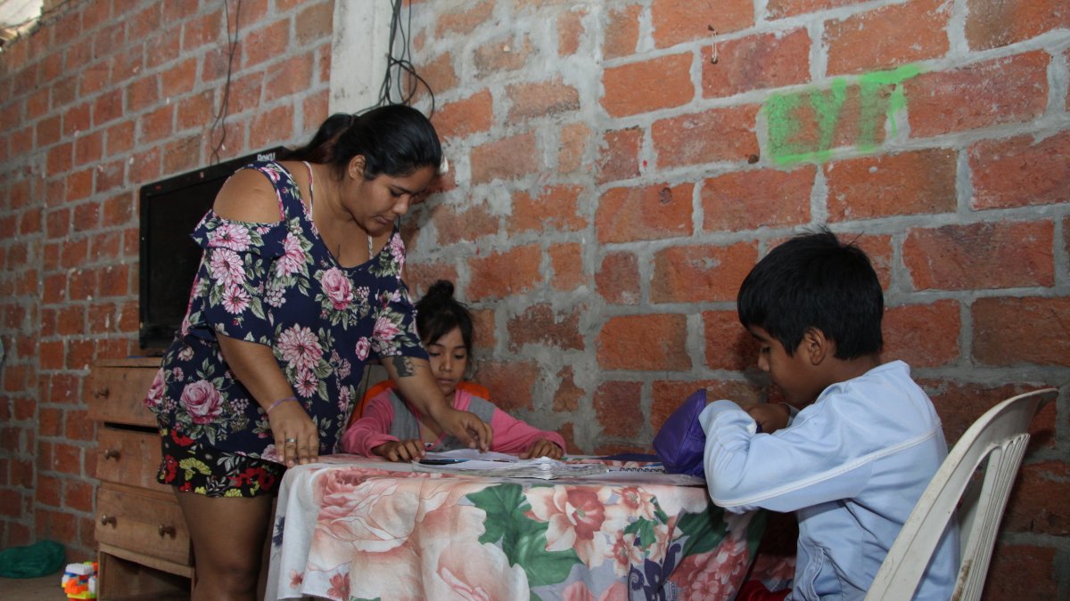 Desde su casa, Cristhoper y Aleisha quieren cumplir con sus tareas, en medio de tantas dificultades. Su madre los apoya.