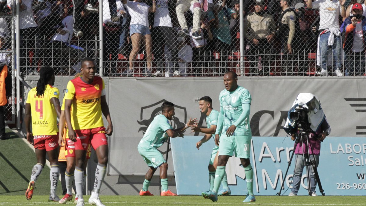Danny Luna festeja el tanto albo con Alexander Alvarado, mientras los jugadores de Aucas se lamentan.