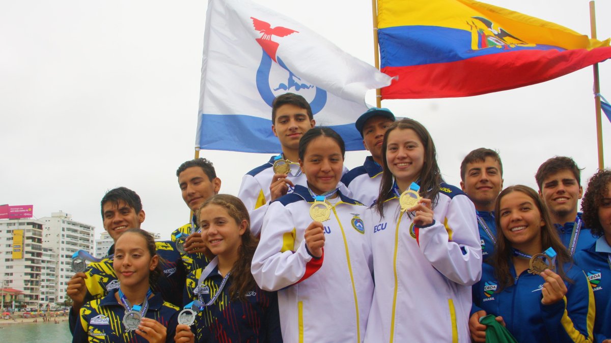 Los deportistas nacionales Josselyn Bermeo, Victoria Abad, BabbitT Colin y Tommy Guevara festejaron tras haber obtenido el primer lugar para el país en la prueba de relevos.