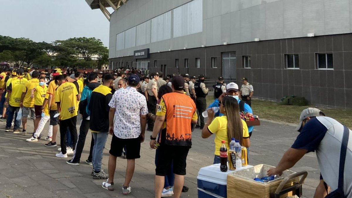 Los hincha de Barcelona ingresando al estadio Christian Benítez.