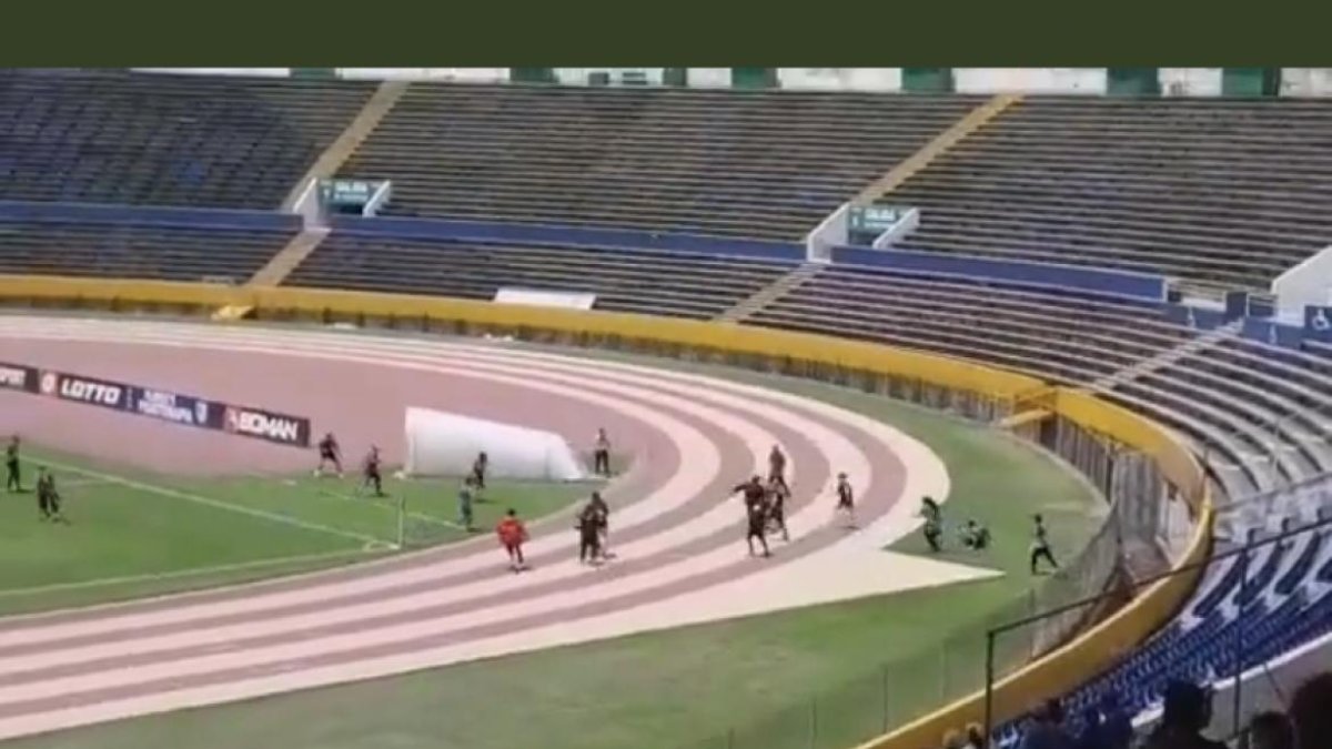 Los hinchas del Deportivo Quito invadieron la cancha del estadio Atahualpa.
