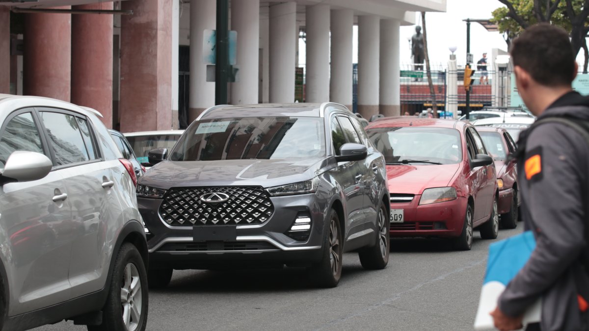 Muchos autos sin las placas circulan con un documento provisional que solo tiene vigencia de 120 días.