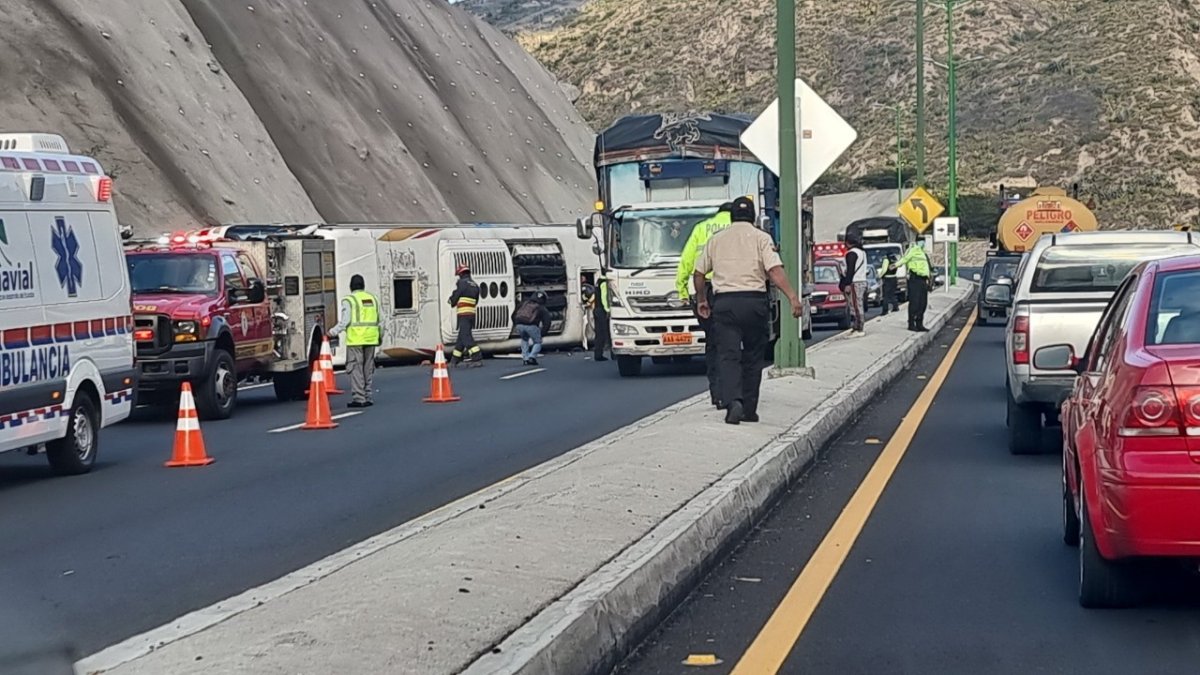 Imagen del bus que se volcó en esta vía.