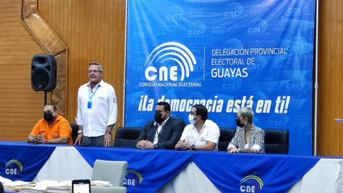 Jimmy Jairala llena los formularios de aceptación de la candidatura a la alcaldía de Guayaquil.