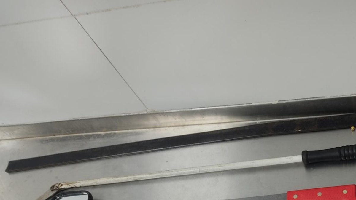 La Policía mostró las armas blancas que llevaba el hombre en un bolso negro.