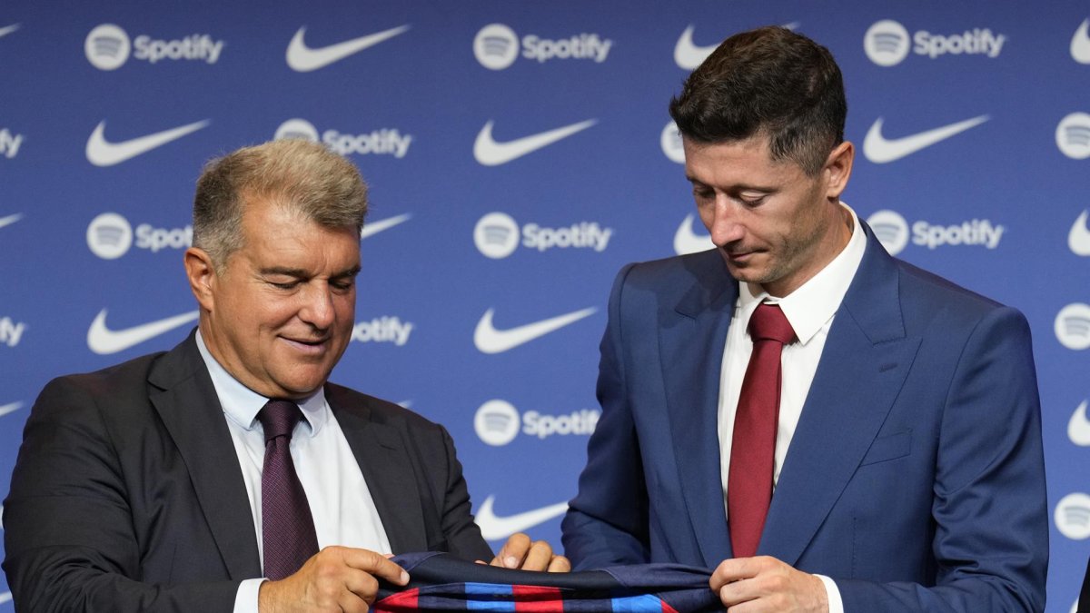 Robert Lewandowski, acompañado por el presidente del FC Barcelona, Joan Laporta, en una foto de archivo durante su presentación.