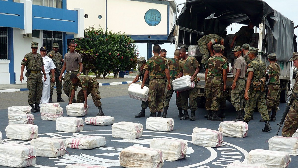 Registro de archivo de un gran decomiso de cocaína por parte de la Armada de Ecuador.