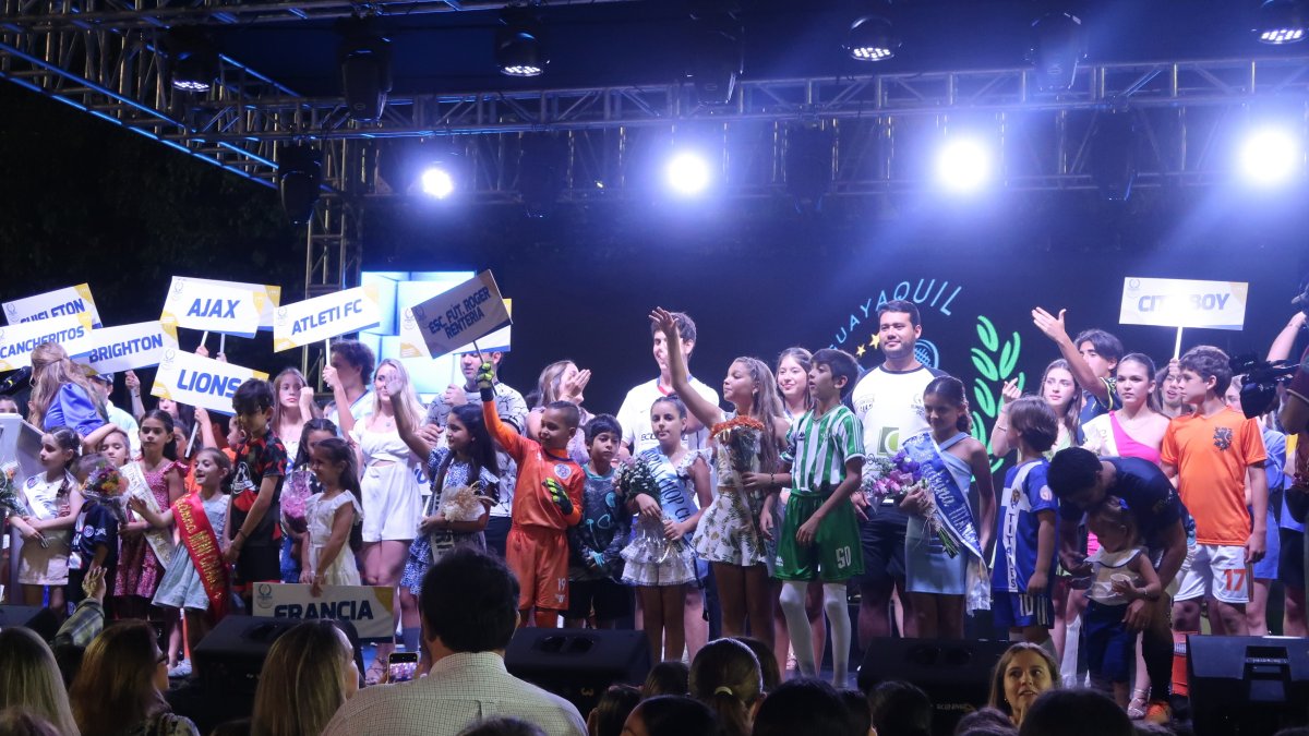 Representantes de los 49 equipos en la elección de madrinas y mejor uniformados.