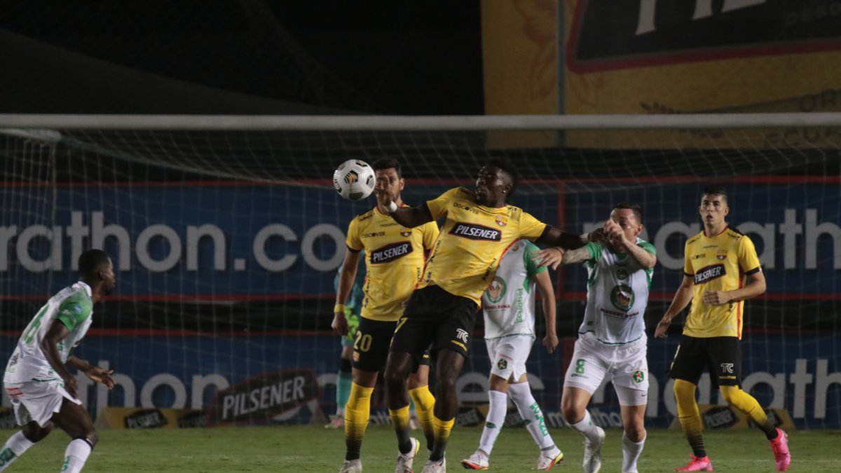 Michael Carcelén, volante de Barcelona, cumplió con la función de arrebatar balones e iniciar jugadas ofensivas ante el Mushuc Runa.