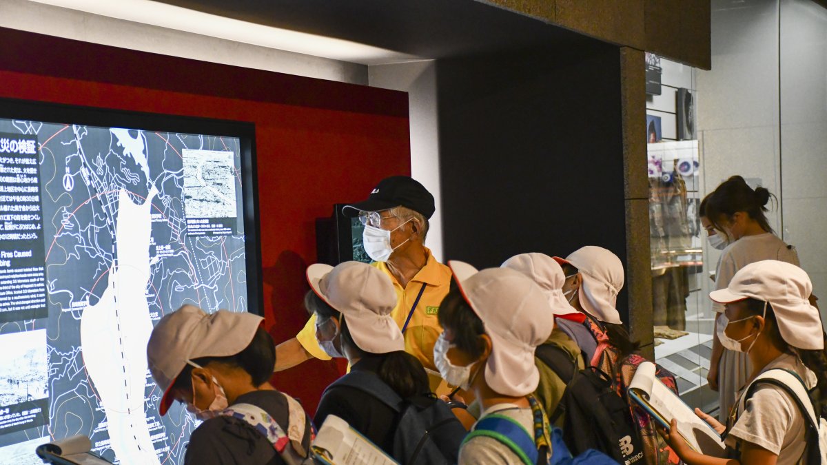 NAGASAKI- Un voluntario guía a un grupo de estudiantes durante su visita el Museo de la Paz de Nagasaki, este lunes 8 de agosto de 0222. EFE/