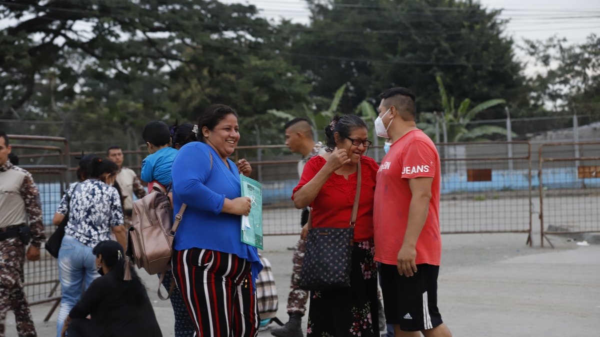 Reencuentro. Los allegados de quienes recuperan su libertad protagonizan emotivos encuentros. La familia Chávez no evitó llorar en su primer abrazo fuera de rejas.