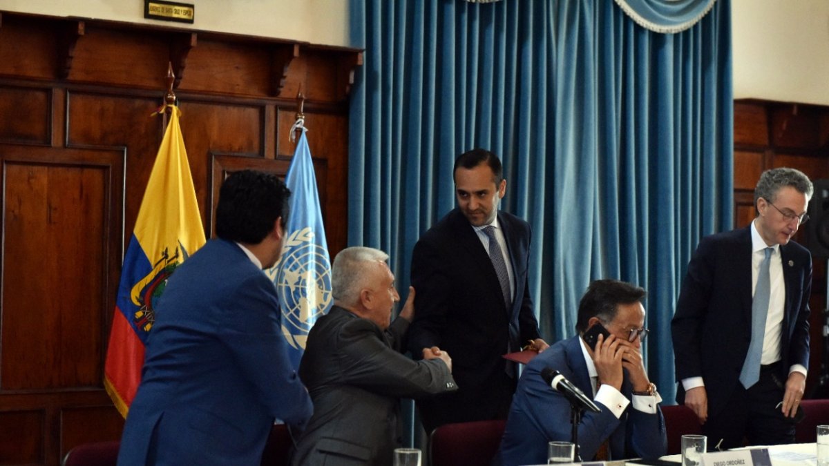 Acto. El canciller Juan Carlos Holguín saluda al ministro de Defensa Luis Lara, durante la difusión del informe.